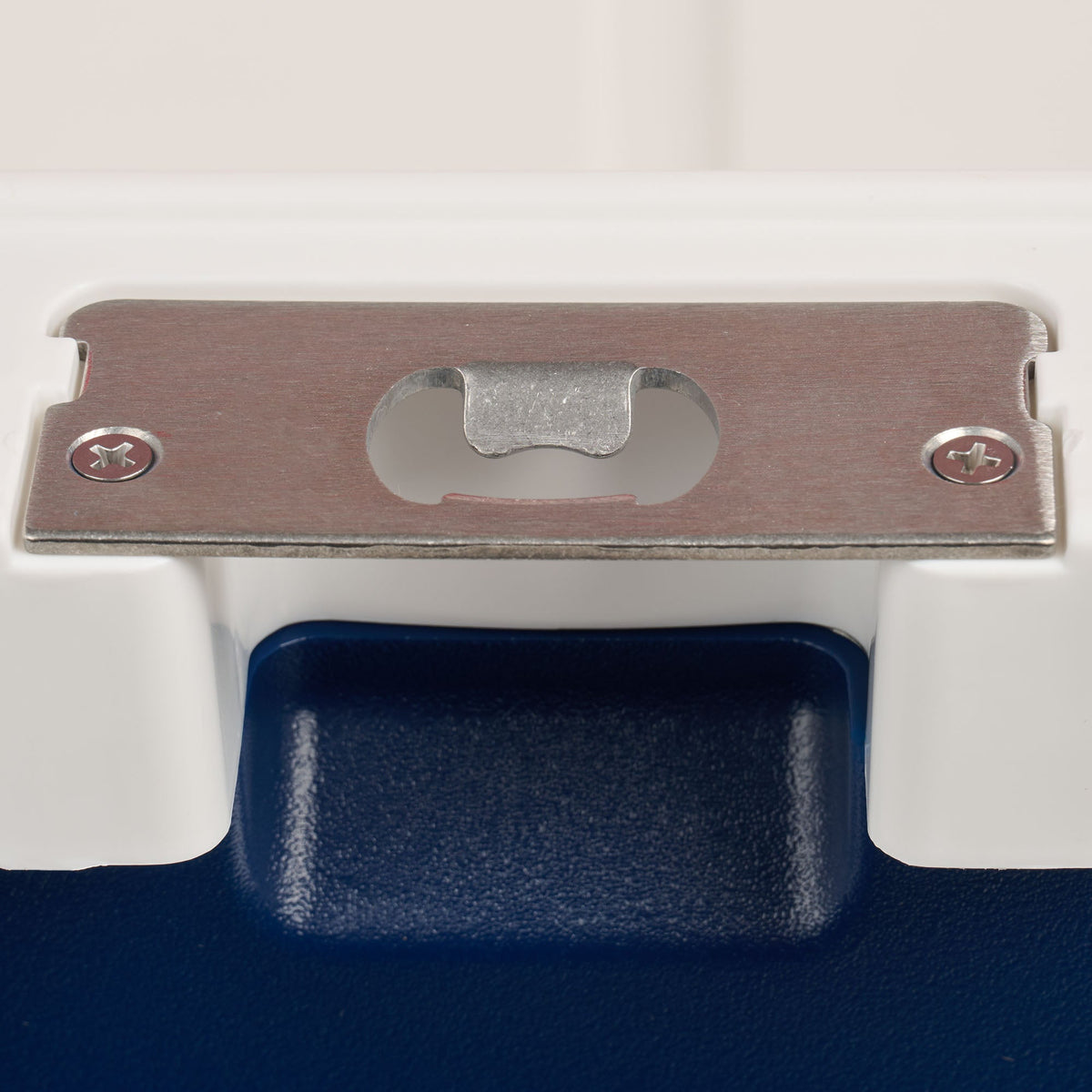 trailmate-75-qt-roller-cooler-h2 00035111-BO.jpg